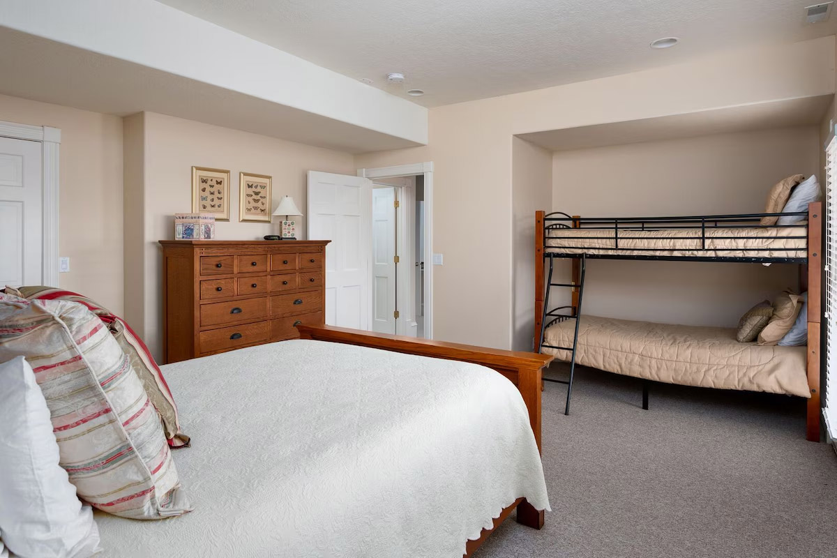 Downstairs Shared Room - Bunk Bed [All Meals Included]