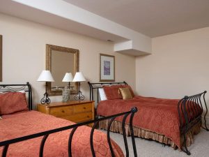 Downstairs Shared Queen Bed 2 [All Meals Included]