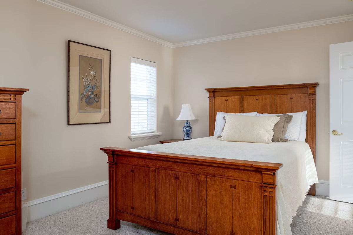 Upstairs Queen Bedroom [Meals Included]